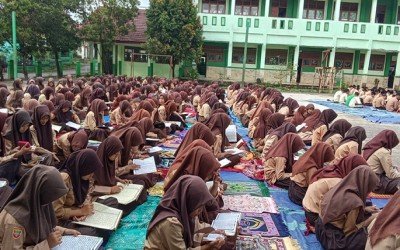 Tadarus Berjamaah di Bulan Suci